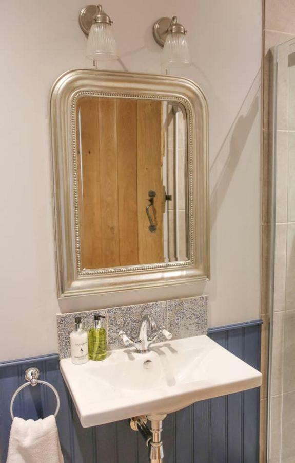 Skittles - Charming One Bedroom Apartment - Parking - Easy Access To Bath Box  Bagian luar foto